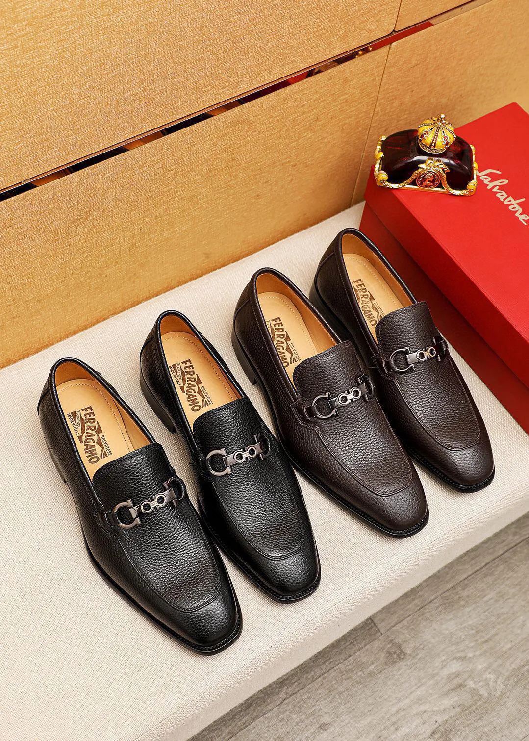 Men's shoes 💰460 💐 Product trademark: Ferragamo "Ferragamo" casual leather shoes Regular size: 38-44 (45🉑️customized) Product materials: Selected imported first-layer pebbled calfskin upper + luxury hardware buckle, imported water-dyed cow leather lining. Strong three-dimensional visual effect, original combination outsole Color: 2⃣️colors available
